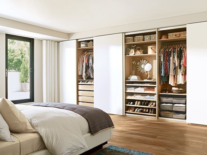 Встроенные шкафы в спальне дизайн фото
